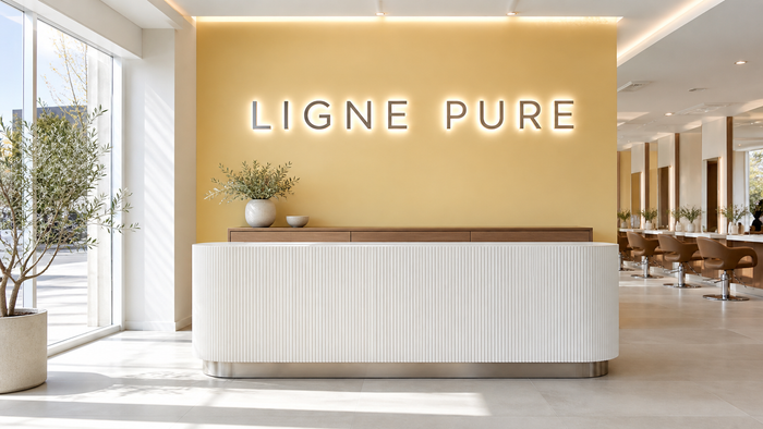 Lettres lumineuses au-dessus de la réception