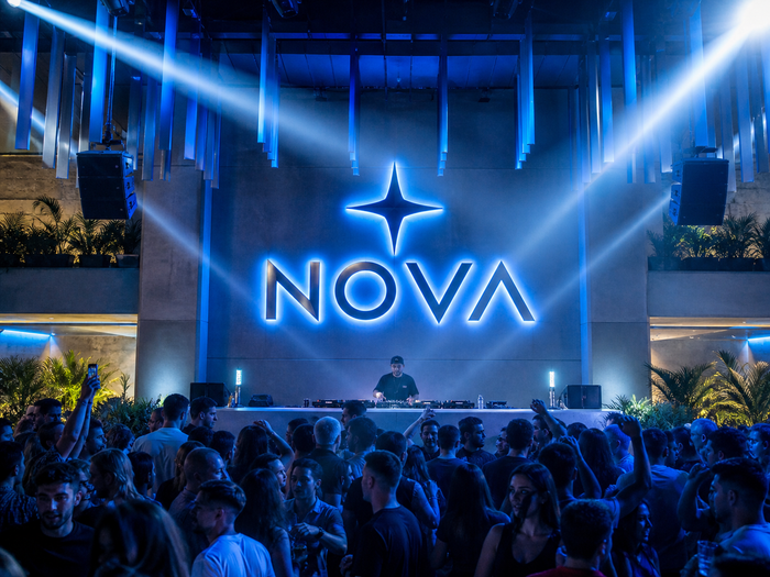 Logo lumineux derrière le DJ booth