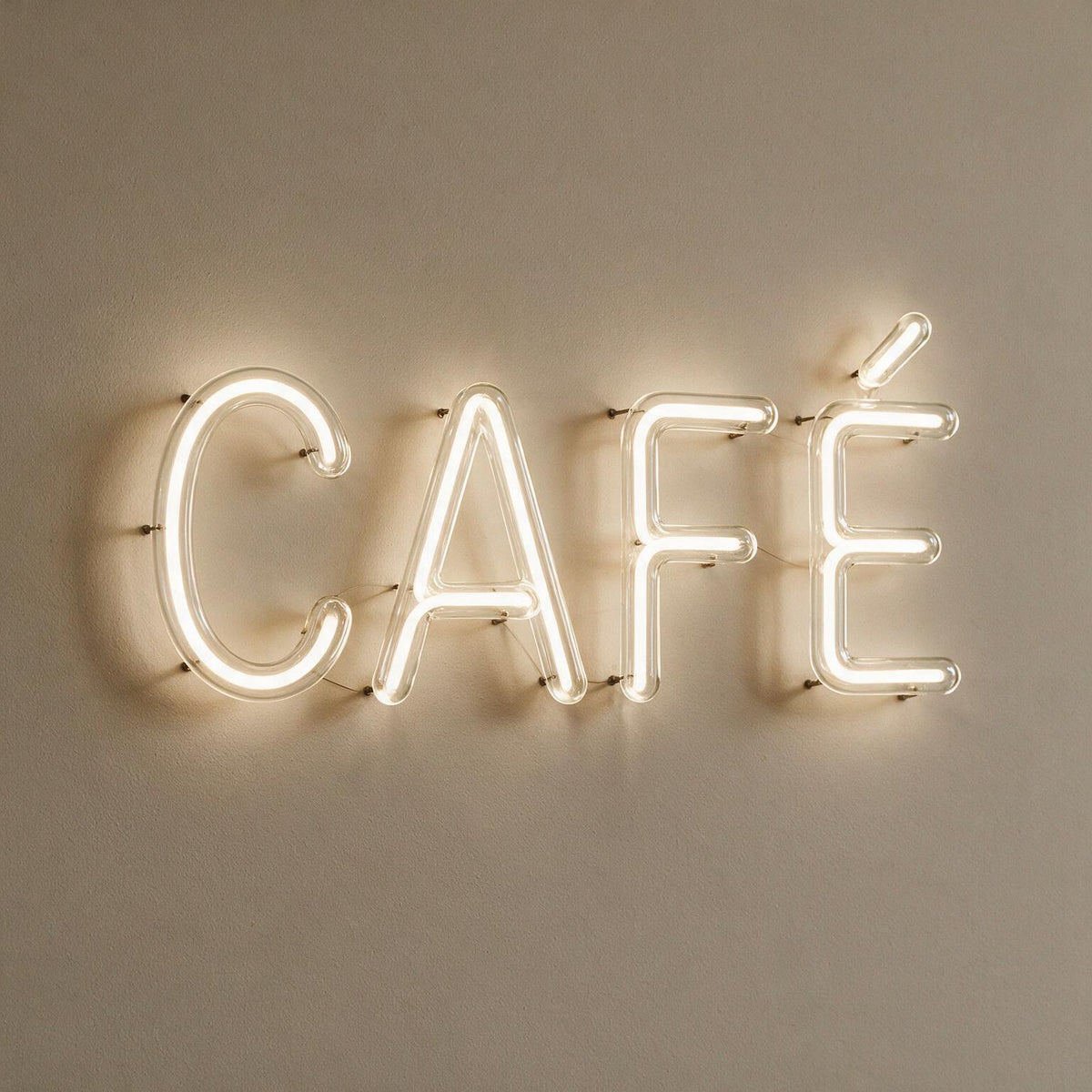 Enseigne lettres 3D lumineuses CAFÉ en tube néon blanc